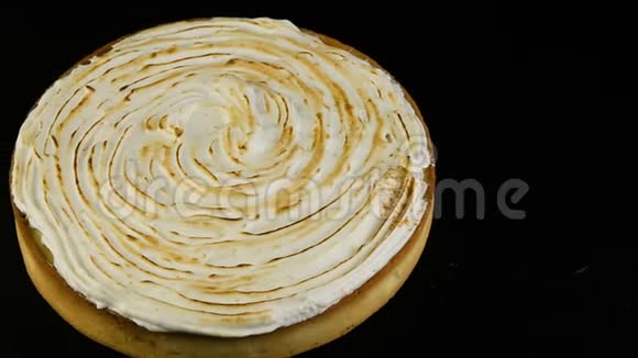用摩丝奶油装饰的柠檬蛋糕视频的预览图