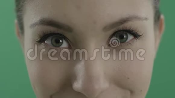 绿色背景下辣妹的刺目视力视频的预览图