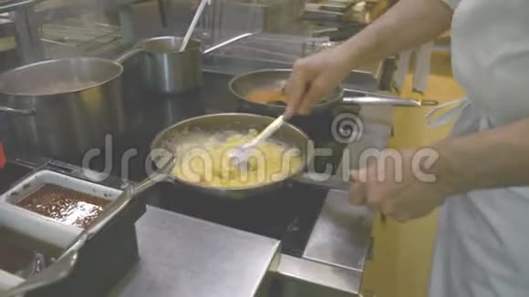 厨师在一家餐馆准备意大利面食视频的预览图