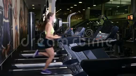 在室内训练勇专业女教练在健身房做有氧运动4k视频的预览图