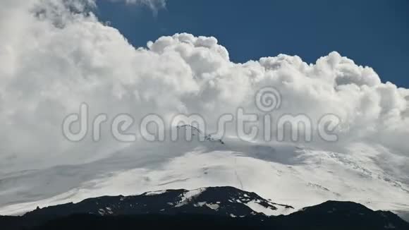 在一座白雪覆盖的山上沉睡的埃尔布鲁斯的漩涡云沉睡的埃尔布鲁斯火山北高加索俄罗斯攀登视频的预览图