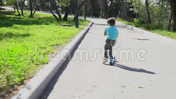在街上骑摩托车的小男孩视频的预览图