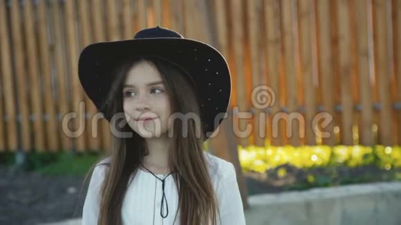 戴帽子的可爱女孩在河马馆对着镜头微笑的画像视频的预览图