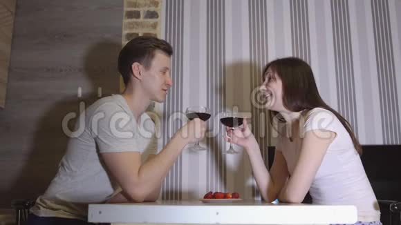 浪漫的夜晚在餐桌上喝酒的男人和女人视频的预览图