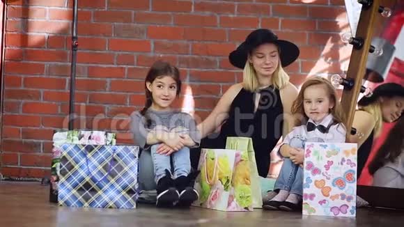 三个小女孩在看购物袋视频的预览图
