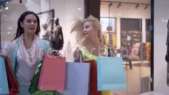 季节性大减价黑色星期五期间购物中心内的精品店内购物者妇女争相打折视频的预览图
