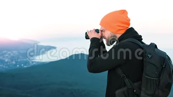 中镜头海潮男专业摄影师拍摄山海风景视频的预览图