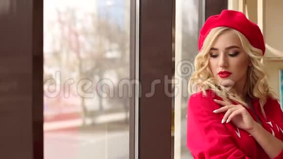 窗户附近一个穿着红色连衣裙和帽子的年轻女孩的肖像艺术视频的预览图