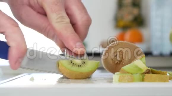 一个人用刀子切出一个鲜甜多汁的猕猴桃视频的预览图