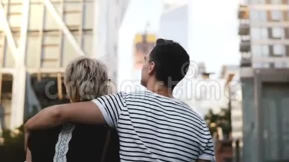 美丽的年轻男女一起沿着纽约市夏街散步聊天拥抱和欣赏风景视频的预览图
