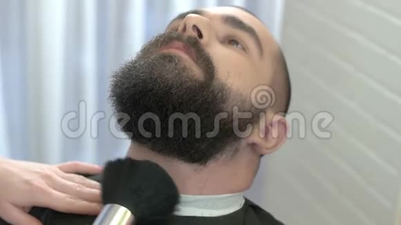 理发师的手颈刷视频的预览图