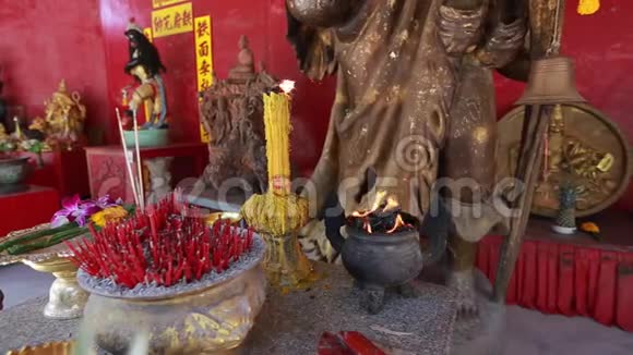 在泰国的一座寺庙里烧蜡烛和香视频的预览图