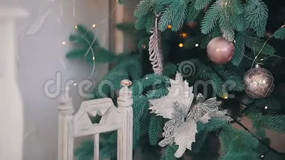 白色木制家具圣诞装饰视频的预览图
