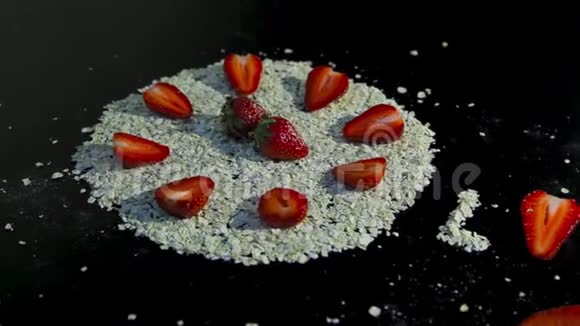 小麦片草莓和爱这个词组成的特写燕麦和草莓写的视频的预览图