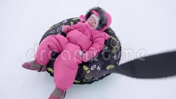 穿着雪管的小女孩冬季油管冬季休闲活动理念家庭冬季乐趣视频的预览图