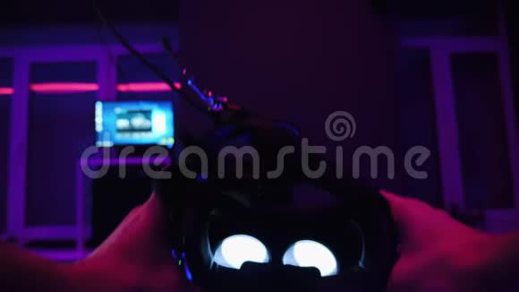 曼斯手拿起然后摘下VR眼镜虚拟现实面具在特写现代技术概念视频的预览图