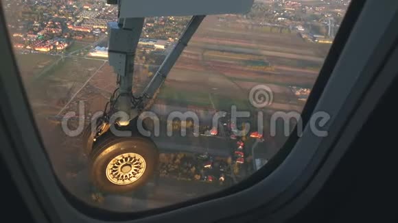 在低空飞行时通过驾驶舱窗的车轮视图视频的预览图