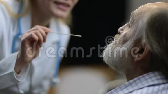 医生检查病人发炎的喉咙视频的预览图