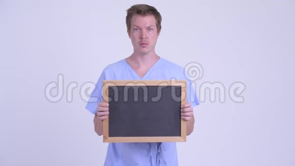 青年病人举黑板画像视频的预览图