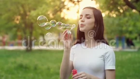 年轻的女人吹泡泡视频的预览图