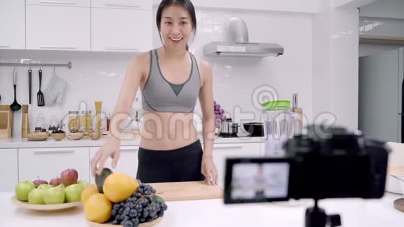 博客体育亚洲妇女使用相机录制如何制作鳄梨果汁视频为她的订户女性使用有机水果视频的预览图