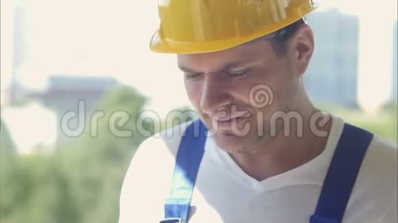 微笑建筑工人微笑着站在建筑工地上视频的预览图