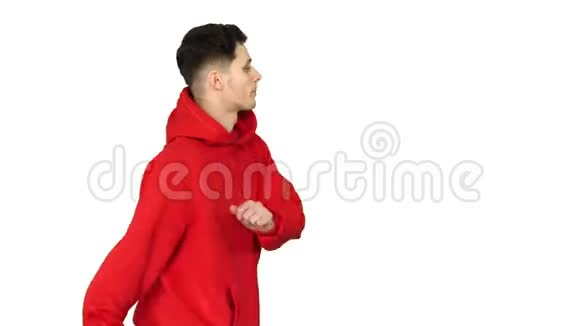英俊的年轻人在白色背景上穿着红色帽衫跳舞视频的预览图