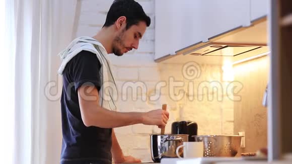 一个人在厨房用平底锅煮意大利面视频的预览图