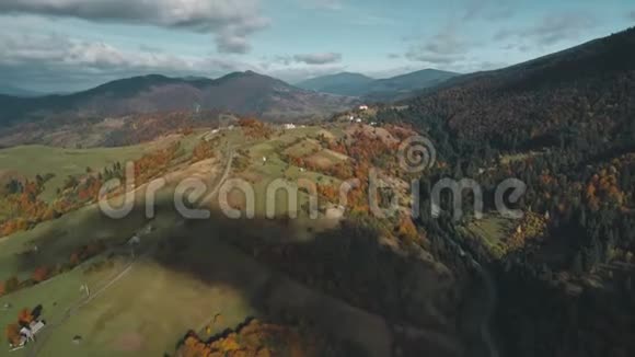 带褐色绿林的美丽丘陵景观视频的预览图