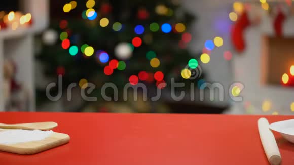 女士在桌上放着饼干做菜传统的圣诞庆典视频的预览图