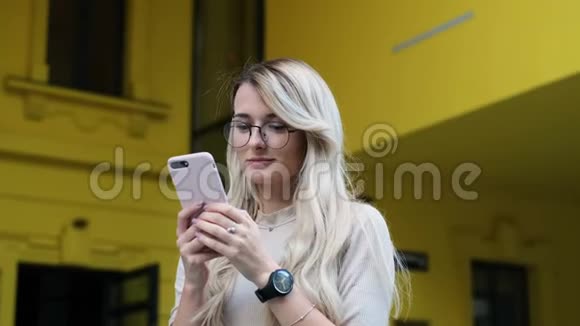 女孩用她的智能手机发短信和发送照片女人用应用程序浏览互联网女人在社交媒体上滚动视频的预览图