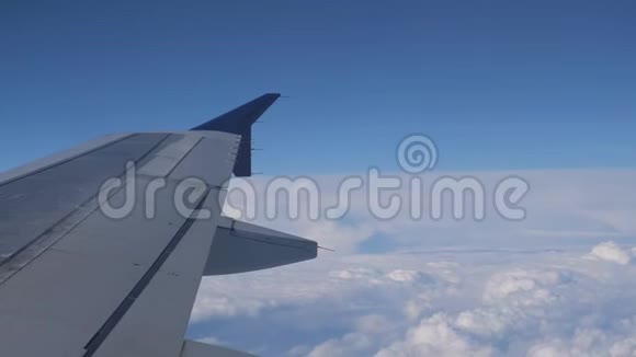 在飞机上飞过云层表面从窗户上看到翅膀视频的预览图