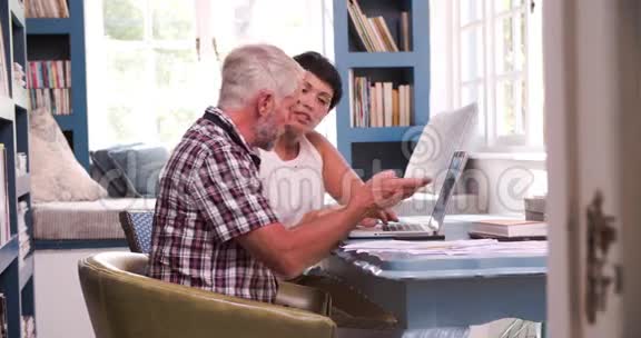 家政处的成熟夫妻看纸工视频的预览图