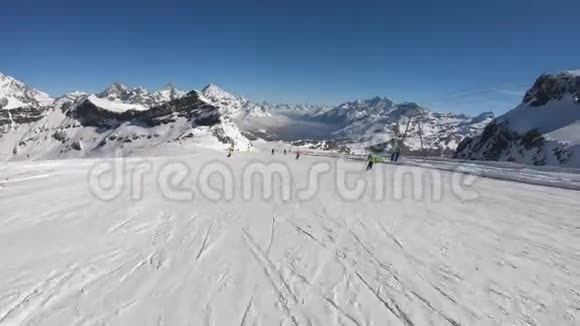 塞维尼亚意大利滑雪头盔的角度滑雪者POV在高原罗莎冰川的斜坡上滑雪全景意大利阿尔卑斯山视频的预览图
