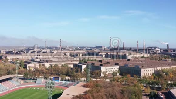 空中观景城市工业企业的建筑物视频的预览图