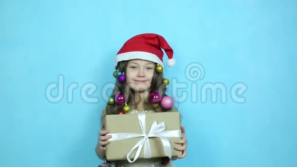 戴圣诞帽的孩子手里拿着礼物视频的预览图