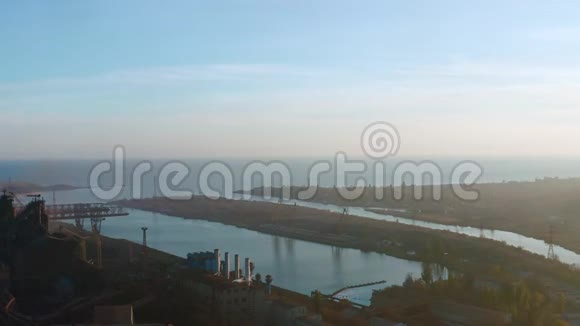 空中观景海湾附近工业企业视频的预览图