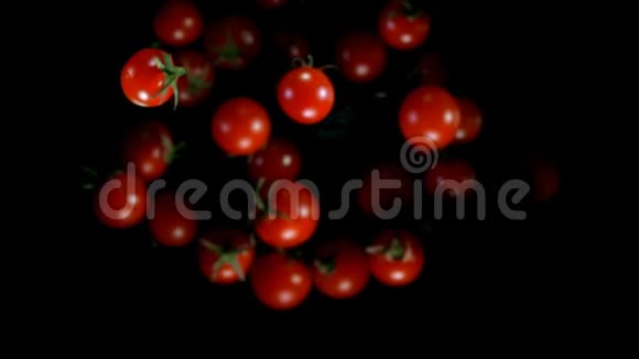 西红柿在空中飞翔和旋转视频的预览图