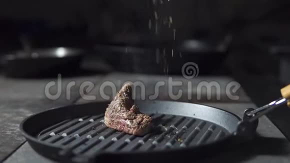 在平底锅中撒满香料的肉视频的预览图