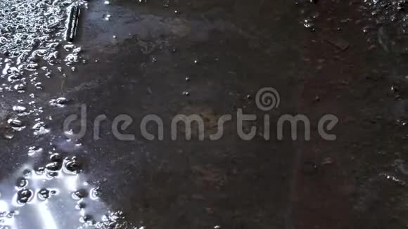 水滴在可怕的地方掉进水坑里视频的预览图