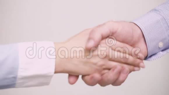 一男一女握着另一只手视频的预览图