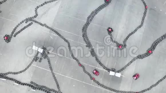 空中观看卡丁车轨道与移动小红色卡丁车赛车和赛车的概念媒体曲线的俯视图视频的预览图