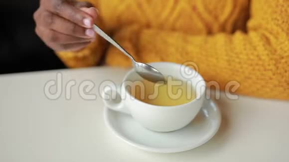 女用手在茶杯里搅拌糖视频的预览图