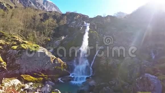 挪威Briksdal冰川岩石环绕的小瀑布的正面景色视频的预览图