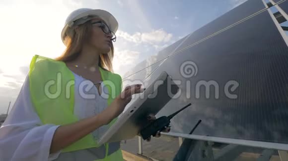 女太阳能建造师正在研究小玩意视频的预览图