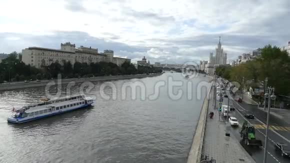 莫斯科河摩天大楼和游艇视频的预览图