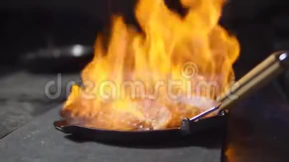 在煎锅里烤肉牛排视频的预览图