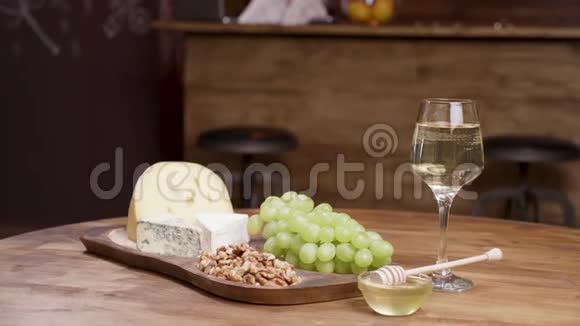 一杯白葡萄酒和奶酪开胃菜的食品艺术概念视频的预览图