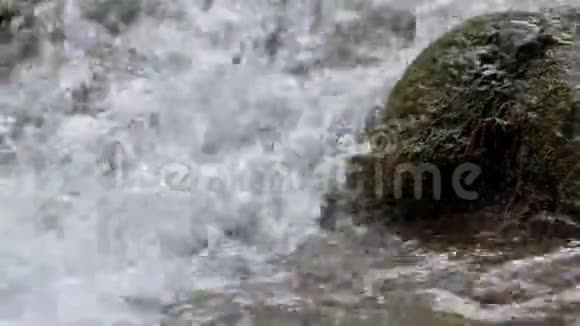 小瀑布的特写与摩丝岩放大视频的预览图