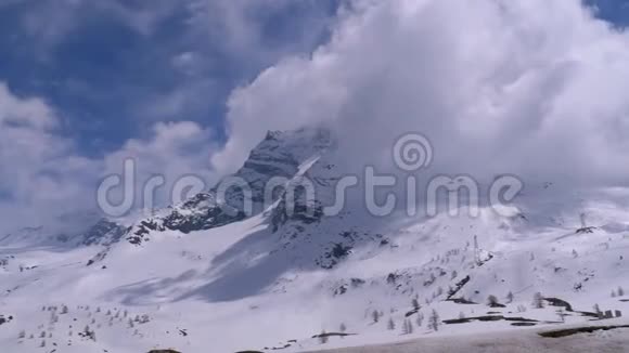 云中高山雪山景观散普龙通行证视频的预览图